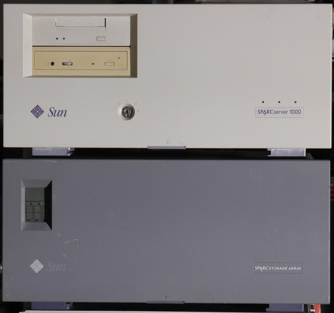 Front view of a beige Sun SPARCserver 1000 chassis sitting on top of a grey SPARCstorage Array disk enclosure.