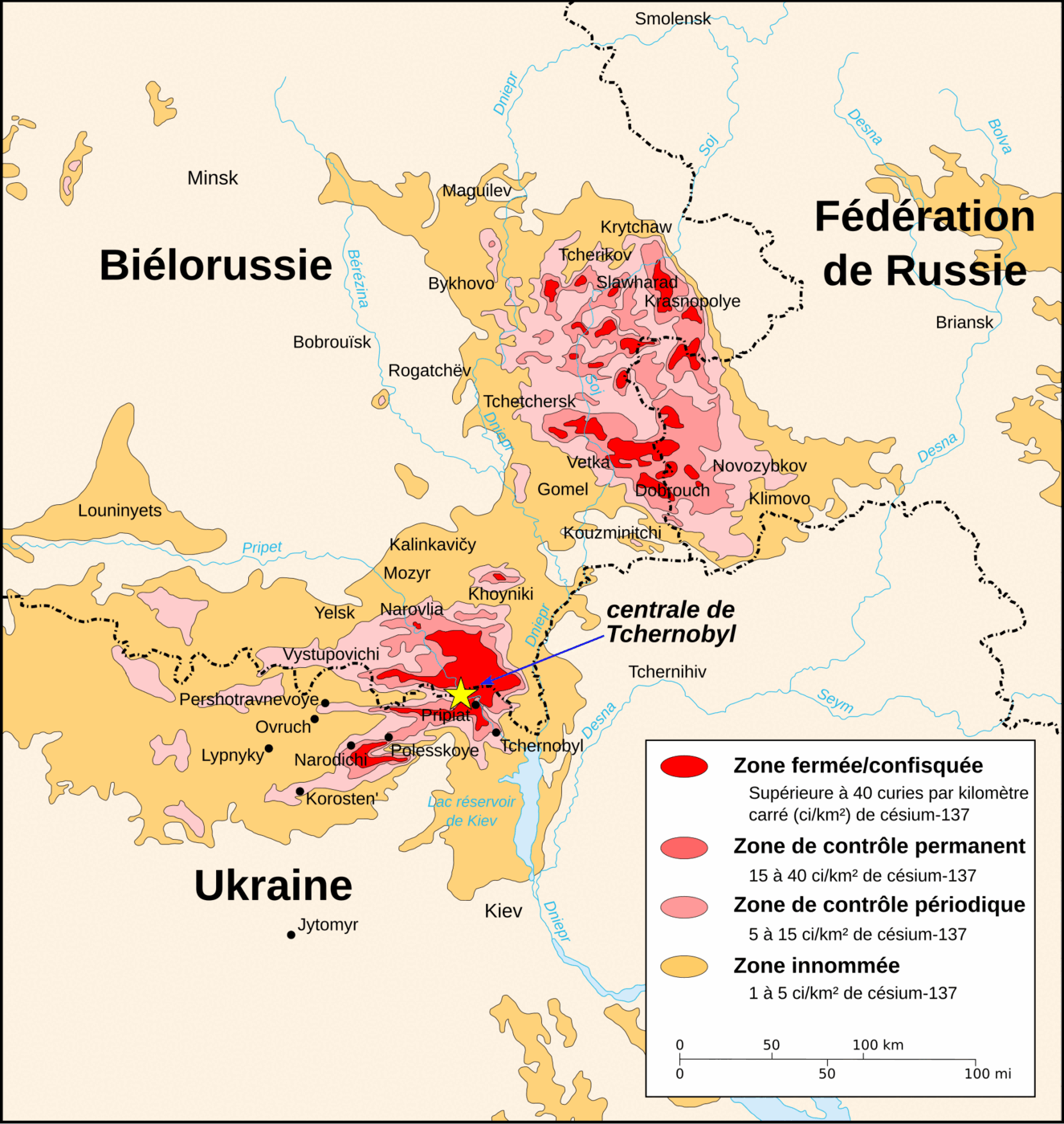 Map of the border region of Belarus, Ukraine and Russia, shaded in four bands of caesium-137 deposition around the Chernobyl plant, the shaded zones extending north across the Belarusian border, with a French-language legend in curies per square kilometre.