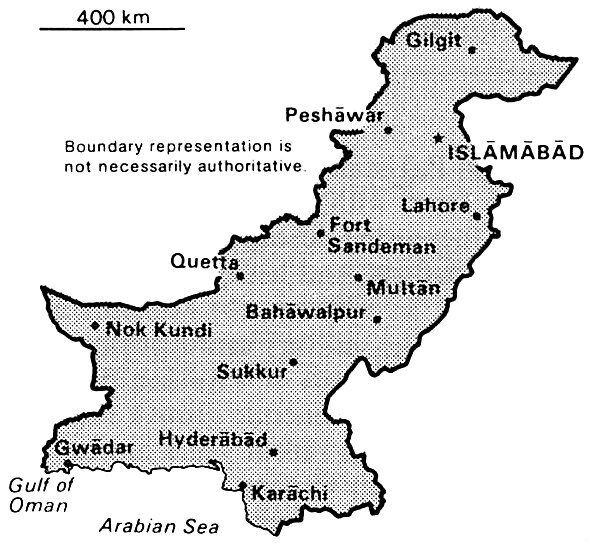 Black-and-white outline map of Pakistan marking Islāmābād and major cities including Peshāwar, Lahore, Quetta, Multān, Sukkur, Hyderābād, Karachi and Gwādar, with a 400 km scale bar and a note that the boundary representation is not necessarily authoritative.